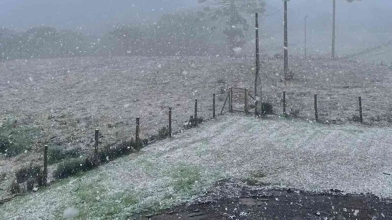 Neve cai na Serra Gaúcha neste domingo e frio deve aumentar durante a madrugada
