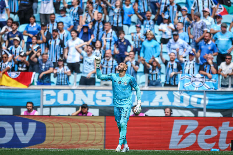 Grêmio volta a ter Renato, torcida faz festa, mas gol não sai na Arena