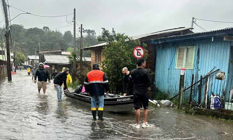 Temporais atingem pelo menos 64 municípios e deixam mais de 600 pessoas fora de casa no RS