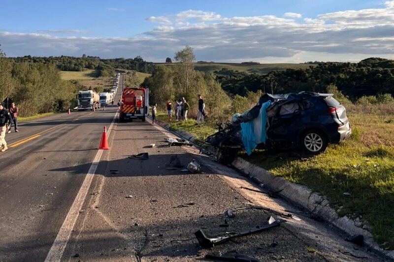 Acidente com carro e caminhão deixa duas vítimas fatais na BR-470, em Lagoa Vermelha