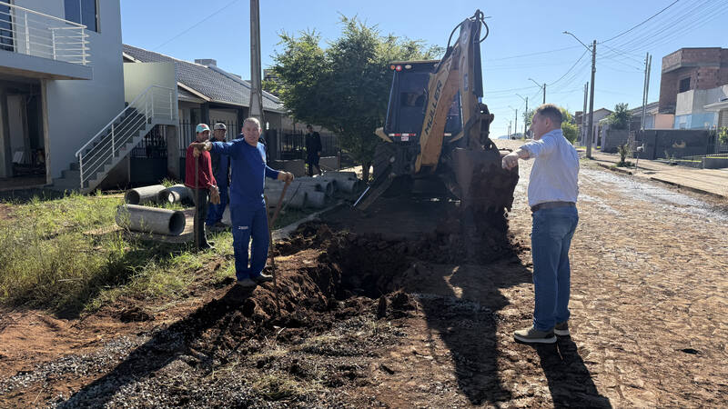 Prefeitura realiza obra de drenagem para acabar com acúmulo de água em rua do bairro Novo Atlântico