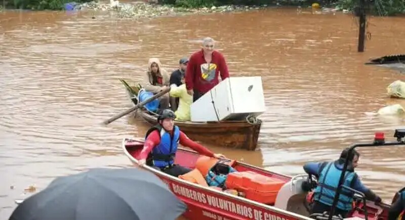 Cheia do Rio Paraná avança na fronteira, alaga áreas de Foz do Iguaçu e obriga famílias a deixar casas no Paraguai