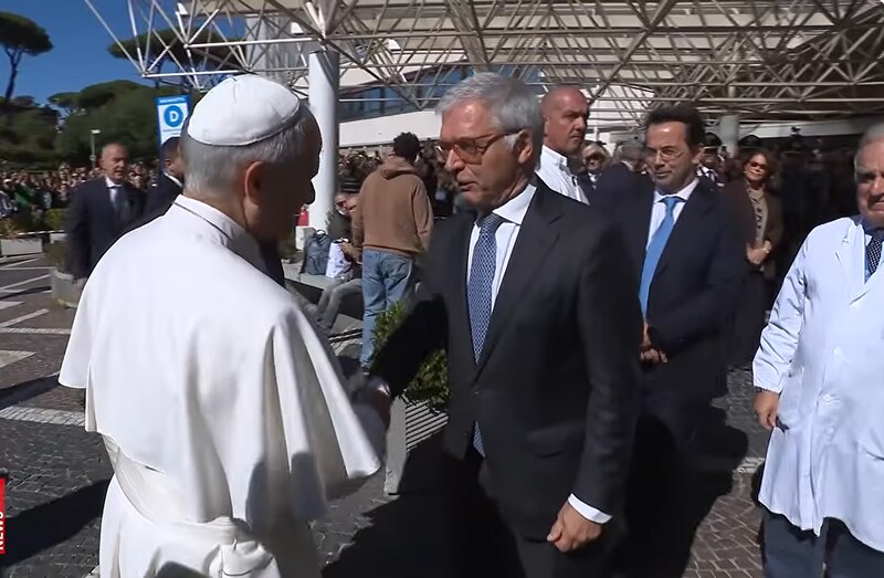 Cirurgia do papa Leão XIV é concluída com sucesso e pontífice já se recupera no quarto