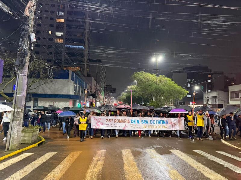 Nem a chuva afastou os romeiros: novena de Fátima chega ao quinto dia em Erechim