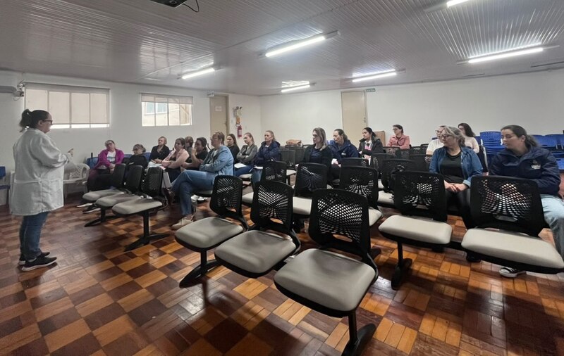 Profissionais das salas de vacinação de Erechim recebem capacitação sobre dengue e febre amarela