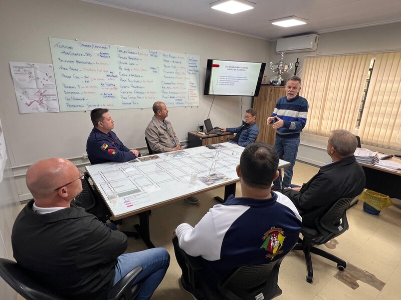 Humaniza Erechim é apresentado aos Bombeiros e representantes do transporte escolar