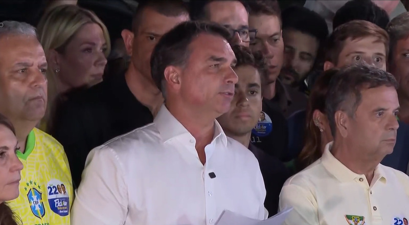  Flávio Bolsonaro não reconhece resultado da eleição e anuncia pedido de anulação do pleito