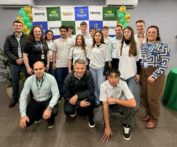 Jovens Aprendizes do Senac Erechim celebram formatura no Master Shopping