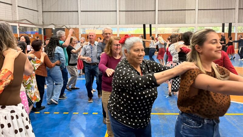 Baile do 60+ celebra a vida, reúne gerações e mostra que alegria e disposição não têm idade