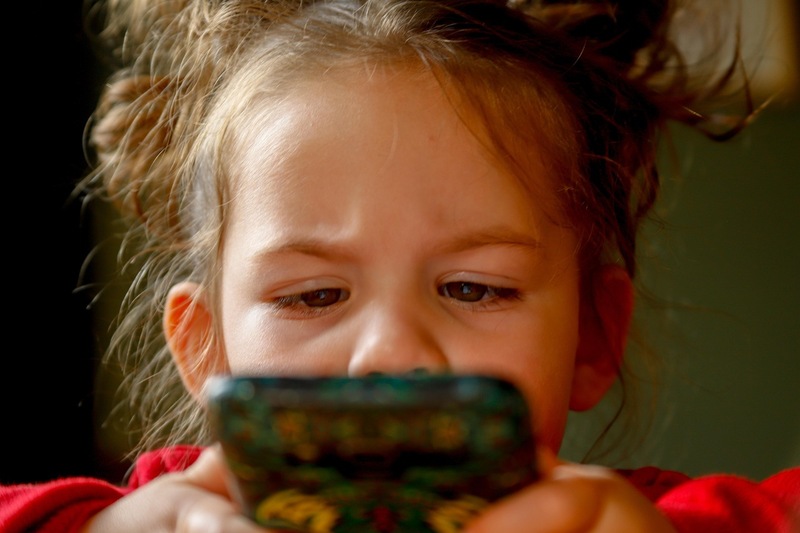 Celular na infância: 82% dos brasileiros são contra o uso por crianças de até 3 anos