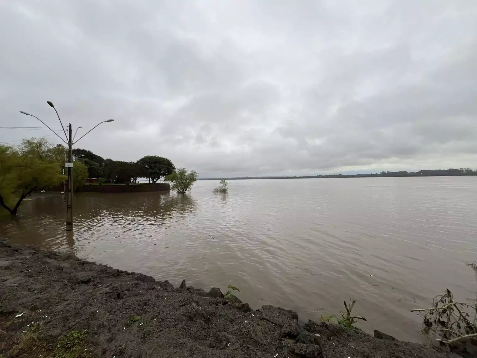 Defesa Civil emite alerta vermelho para risco muito alto de inundação do rio Uruguai em Uruguaiana