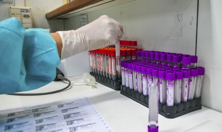 Exame de sangue que rastreia sinais de mais de 50 tipos de câncer chega ao Brasil