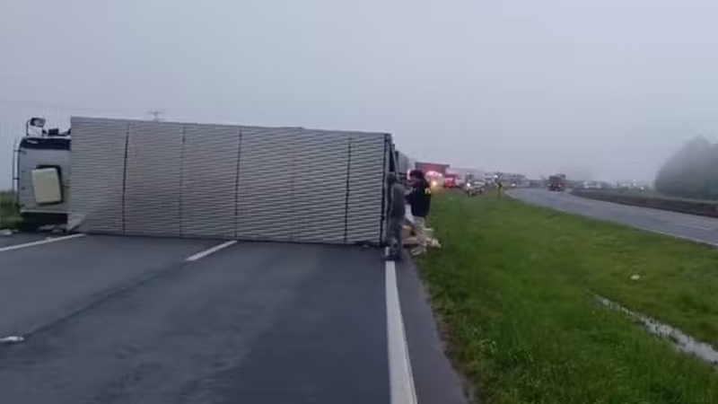 Caminhão tomba ao desviar de carro na contramão e bloqueia a BR-376, no Paraná