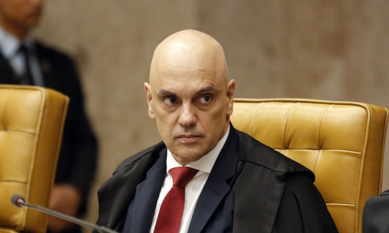 Moraes libera visitas de Flávio Bolsonaro ao pai, mas impõe restrições sobre eleições