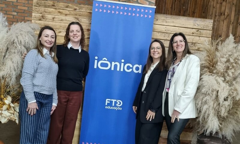 Escola Municipal D. Pedro II compartilha experiência de transformação digital em evento regional