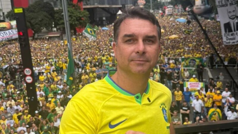 Flávio Bolsonaro aceita desafio de Lula sobre quebra de sigilos, mas apresenta novas exigências ao TSE