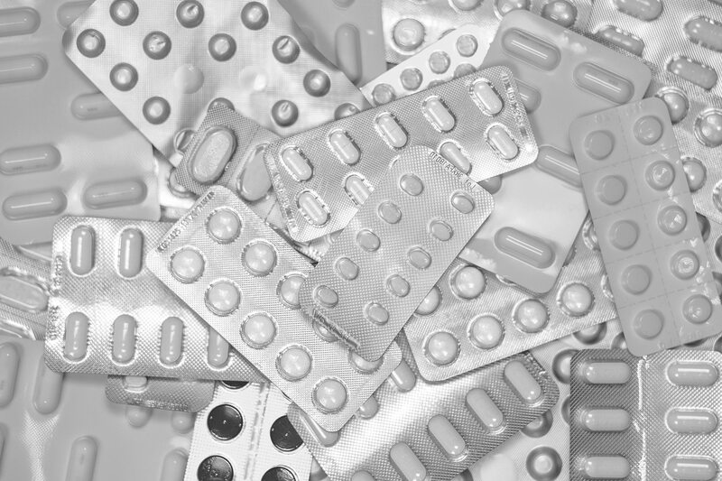 Uso de vários medicamentos por idosos exige atenção aos riscos e às interações