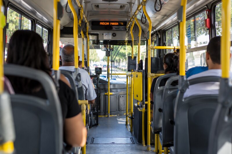 A quatro dias da eleição, Lula envia ao Congresso PEC que prevê transporte gratuito nos fins de semana